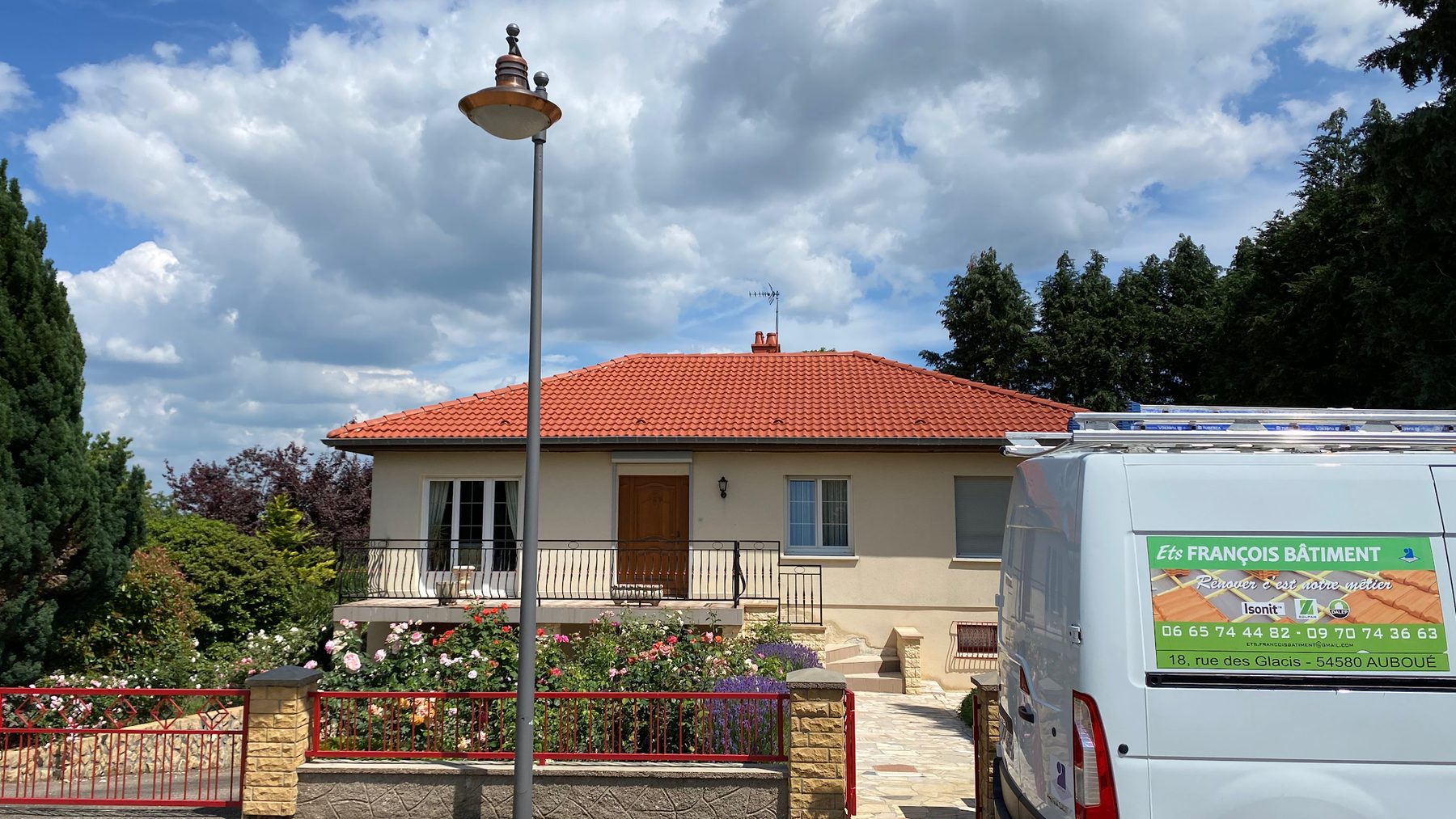 Maison au toit de tuiles rouges
